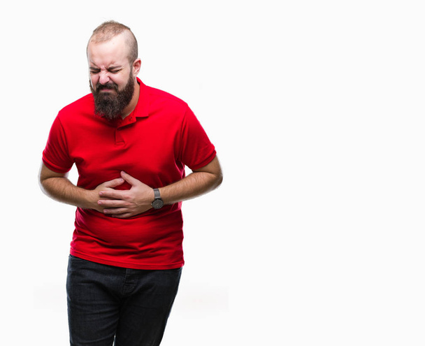 Jeune homme hipster caucasien portant une chemise rouge sur fond isolé avec la main sur le ventre parce que les nausées, la maladie douloureuse se sentent mal. Concept Ache
. - Photo, image
