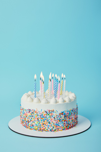 美味しいバースデー ケーキを青い背景に照明ろうそく ロイヤリティフリー写真 画像素材