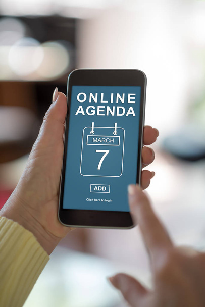 Schermo dello smartphone che mostra un concetto di agenda online
 - Foto, immagini
