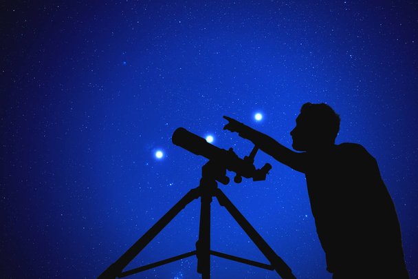 Człowiek z teleskopu oglądanie gwiazd. Elementy tego obrazu są moje prace. - Zdjęcie, obraz