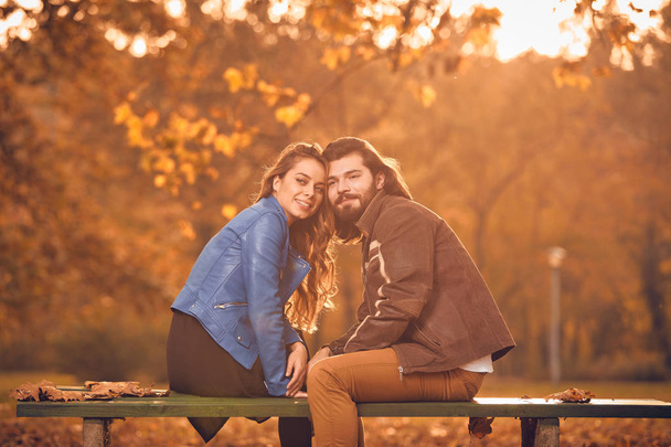 Couple en automne parc coloré profiter en plein air
. - Photo, image