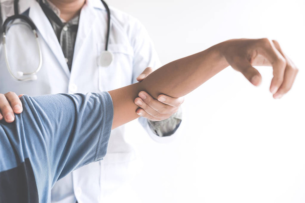 Doctor checking patient with elbow to determine the cause of illness. - Foto, afbeelding