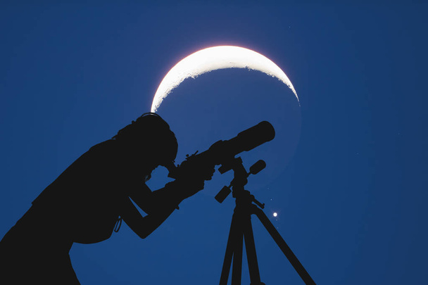 Sylwetka dziewczynki obok teleskop astronomia z gwiazdek księżyc i Mlecznej. Elementy tego obrazu są mojej pracy astronomii. - Zdjęcie, obraz