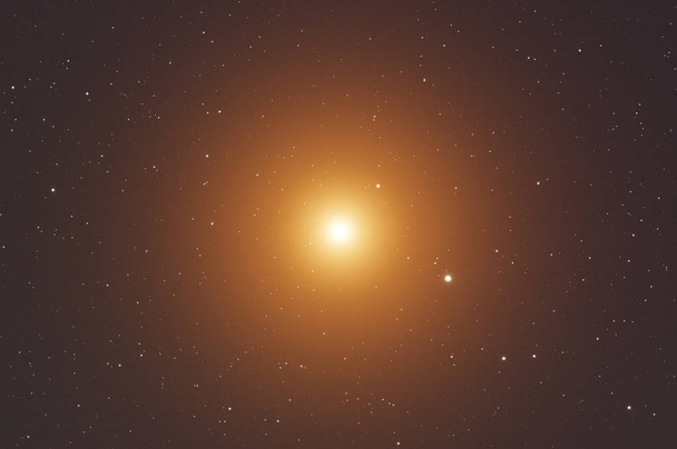 Heldere ster, gezien vanaf de aarde, gefotografeerd door een telescoop. Mijn werk van de astronomie. - Foto, afbeelding