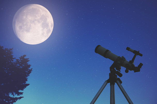 Telescopio, Luna, stelle e sagoma degli alberi. Il mio lavoro di astronomia
. - Foto, immagini