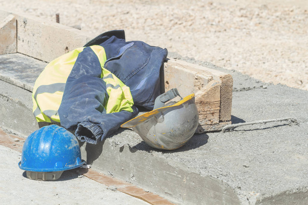 Ropa de trabajo de protección ordinaria para un trabajador de la construcción
. - Foto, Imagen