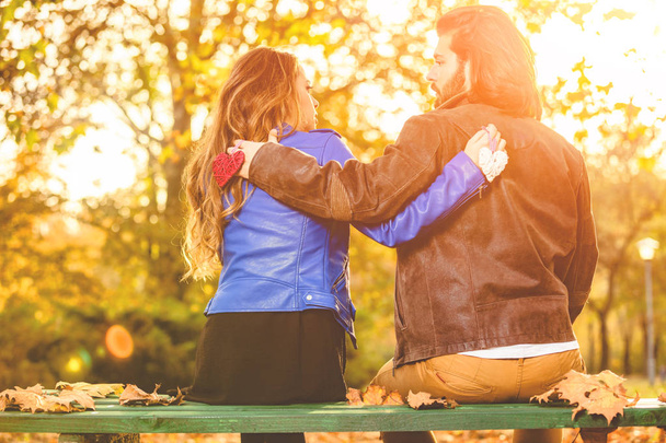 Пара держащих друг друга в форме сердца в парке
. - Фото, изображение