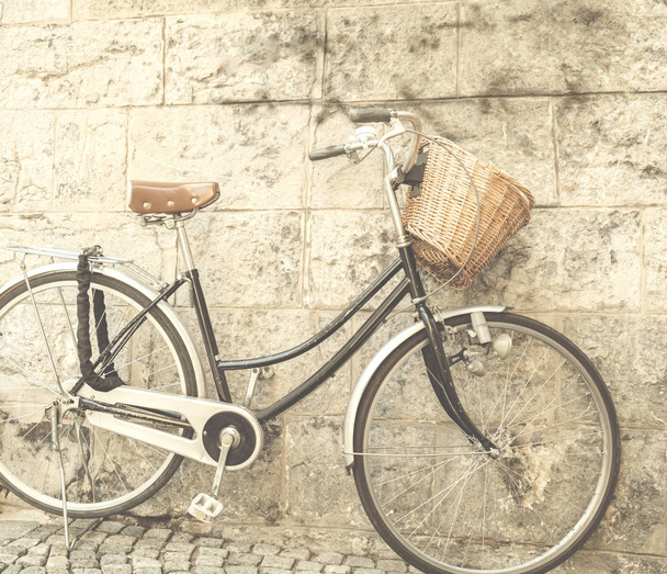 Retro bicycle on a empty street / alley. - Fotoğraf, Görsel