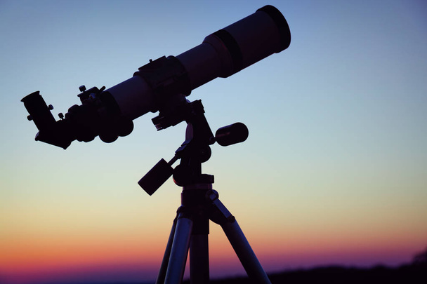 Sylwetka teleskopu z wieczorne niebo w tle. - Zdjęcie, obraz