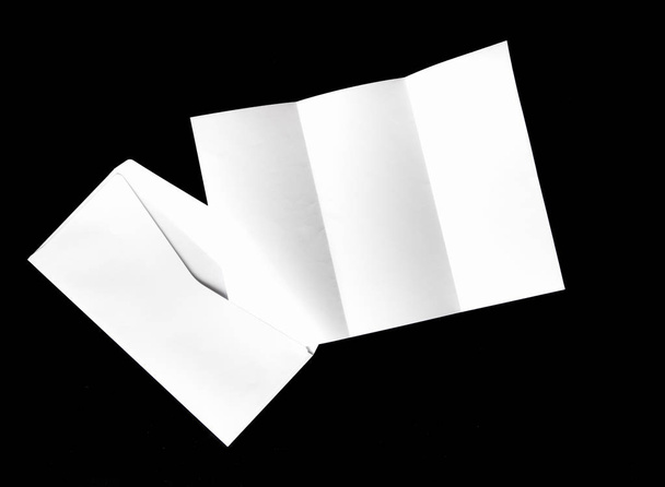 Briefpapier und weißer Umschlag isoliert auf schwarzem Hintergrund - Foto, Bild
