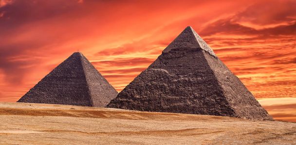 すばらしい夕日、エジプトのギザの大ピラミッドと周辺のパノラマ - 写真・画像