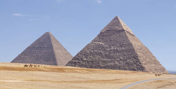 Panorama da área com as grandes pirâmides de Gizé, Egito
 - Foto, Imagem