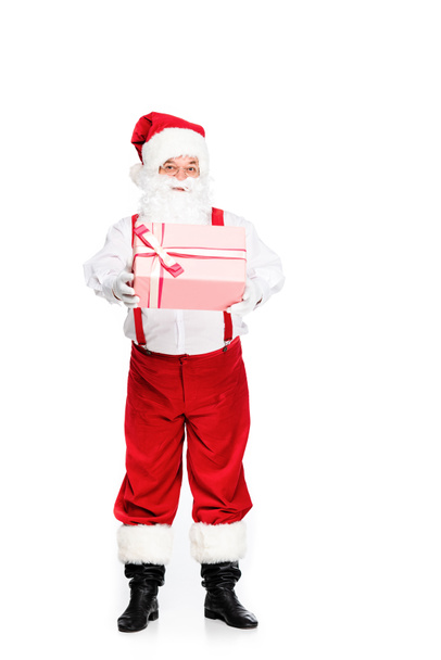 teljes hossza megtekintése Santa gazdaság karácsonyi jelen és keres, a kamera elszigetelt fehér   - Fotó, kép