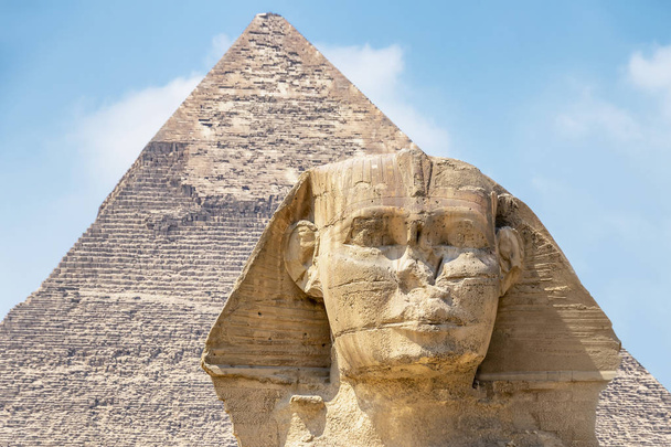 Spinx лицо на пирамиде Гизы фоне, Каир, Египет
 - Фото, изображение