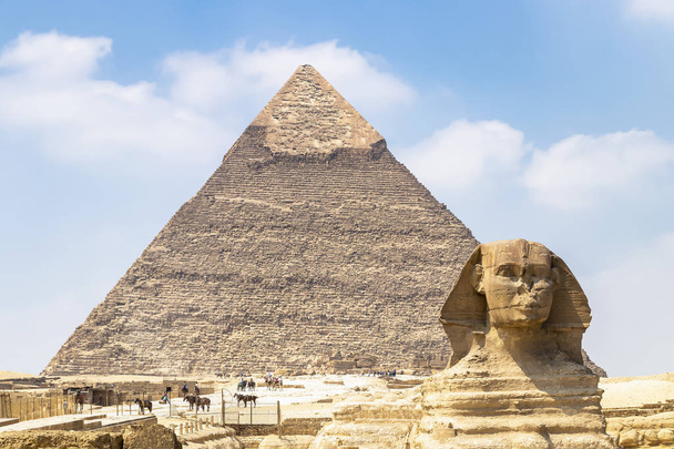SPINX tvář na pozadí pyramidy Giza, Káhira, Egypt - Fotografie, Obrázek