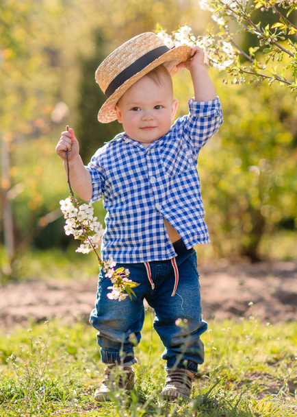 portrait of a Little boy playing in summer nature - Foto, afbeelding