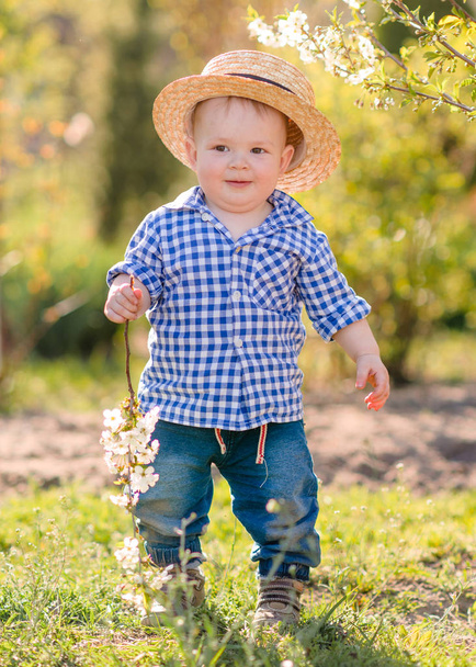 portrait of a Little boy playing in summer nature - Valokuva, kuva