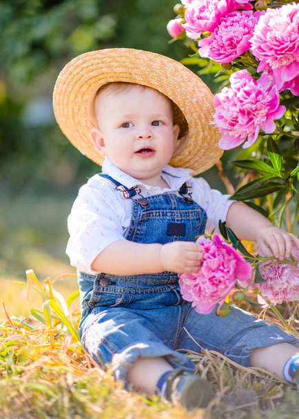 portrait of a Little boy playing in summer nature - Foto, Imagem