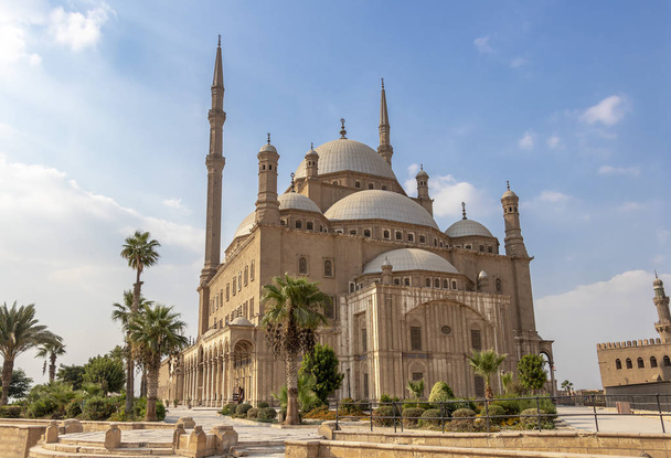 Великая мечеть Мухаммеда Али-паши или мечеть Алабастр, расположенная на вершине цитадели, эта османская мечеть, с ее анимированным силуэтом и двумя минаретами, самой видимой мечетью в Каире. - Фото, изображение