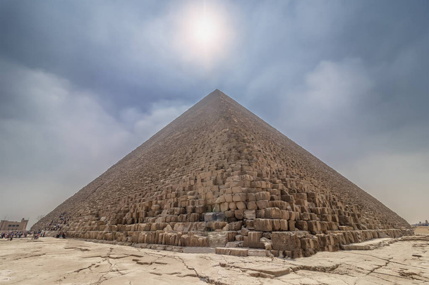 Η πυραμίδα του Χέοπα φωτίζεται από τον ήλιο και με κόντρα φως, με τους ανθρώπους που εισέρχονται στο εσωτερικό να την επισκεφθείτε. Η περιοχή με τις μεγάλες πυραμίδες της Γκίζας, Αίγυπτος - Φωτογραφία, εικόνα