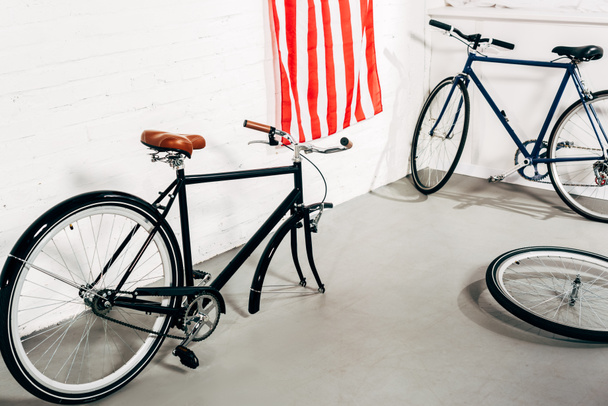 visão de alto ângulo de bicicleta desmontada perto da roda na oficina
  - Foto, Imagem