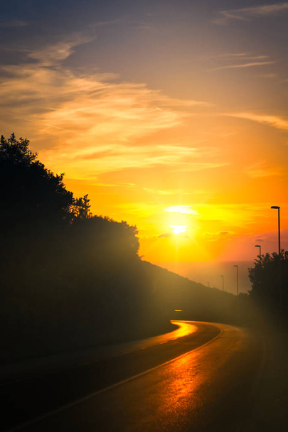 Přírodní krajina slunce světlo nad asfaltové silnici - Fotografie, Obrázek
