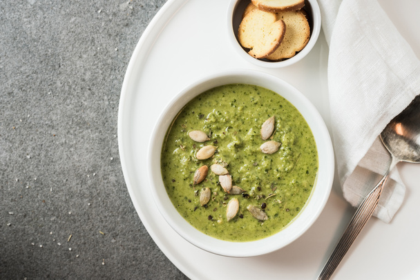 白色トレイの新鮮な緑のクリーミーなスープの上から見る - 写真・画像