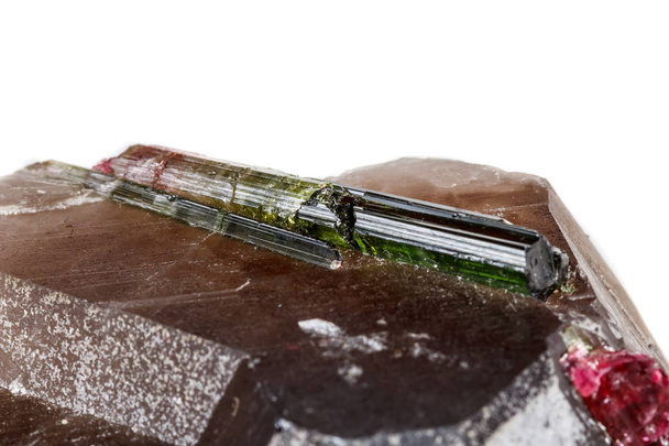 白い背景の上の水晶でマクロ鉱物トルマリン石をクローズ アップ - 写真・画像