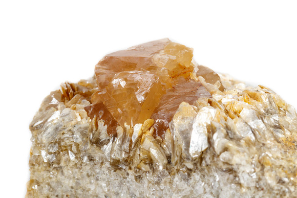 Macro piedra mineral Scheelite sobre un fondo blanco de cerca
 - Foto, imagen