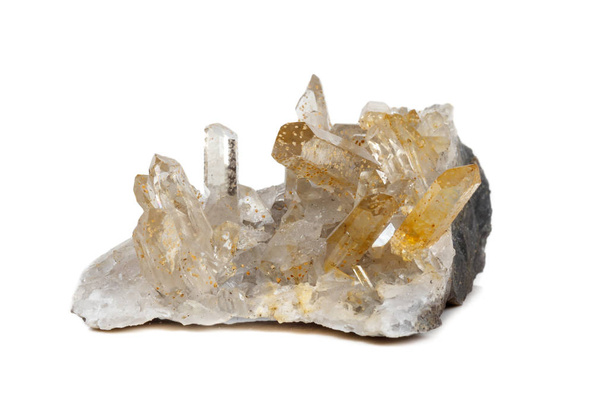 Cristales de piedra mineral macro Citrina sobre un fondo blanco de cerca
 - Foto, imagen