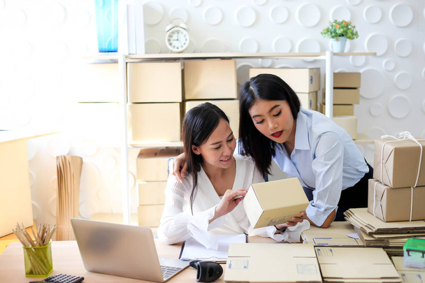 Young asian girl is freelancer Start up small business owner writing address on cardboard box at workplace,Shipping shopping online small business entrepreneur SME or freelance - Foto, afbeelding