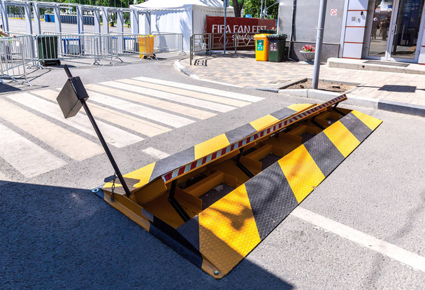 samara, russland - 23. juni 2018: fahrbahnschranke mit gelb-schwarz gestreiftem achtsamkeitsmuster, bauzaun - Foto, Bild