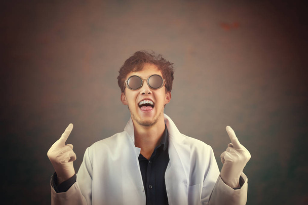 Божевільний сміється людина лікар дає вам пальці
 - Фото, зображення