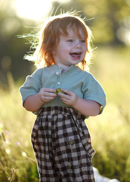 Портрет маленького хлопчика в природі
 - Фото, зображення