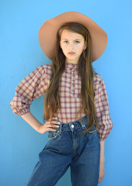 portrait of young girl outdoors in summer - Valokuva, kuva