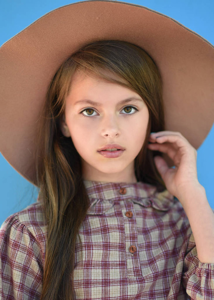 portrait of young girl outdoors in summer - Foto, Bild