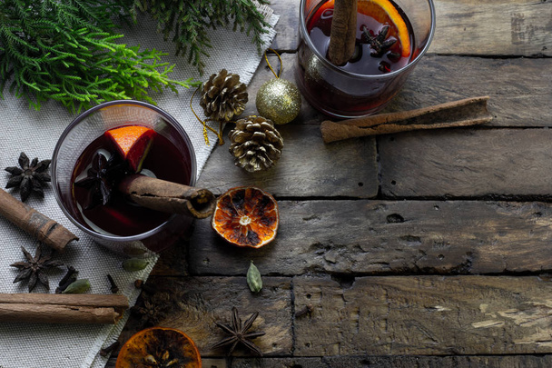 Χριστουγεννιάτικο ζεστό mulled κρασί με κανέλα κάρδαμο και το γλυκάνισο  - Φωτογραφία, εικόνα