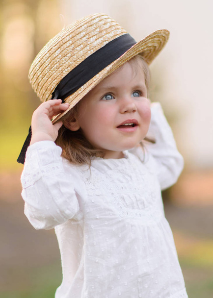 portrait of little girl outdoors in summer - Фото, зображення