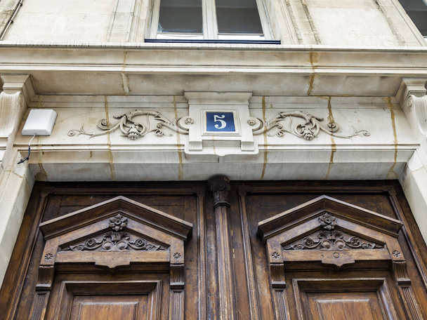 PARIS, FRANCE, on OCTOBER 26, 2018. Typical architectural details of facades of historical building. Entrance door - Foto, Imagem