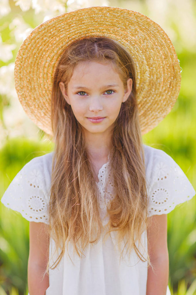 portrait de petite fille en plein air en été - Photo, image