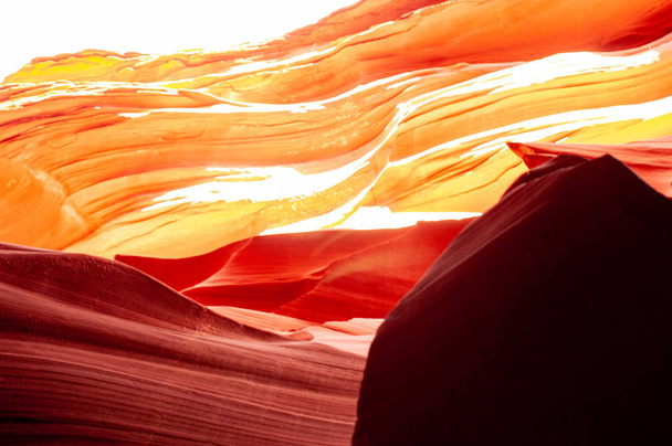 Λαμπερά χρώματα του άνω φαράγγι της αντιλόπης, το περίφημο υποδοχή φαράγγι στη επιφύλαξης Ναβάχο κοντά σε σελίδα, Αριζόνα, ΗΠΑ. Όμορφη θέα του καταπληκτική σχηματισμών ψαμμίτη στο διάσημο antelope canyon σε μια ηλιόλουστη ημέρα. - Φωτογραφία, εικόνα
