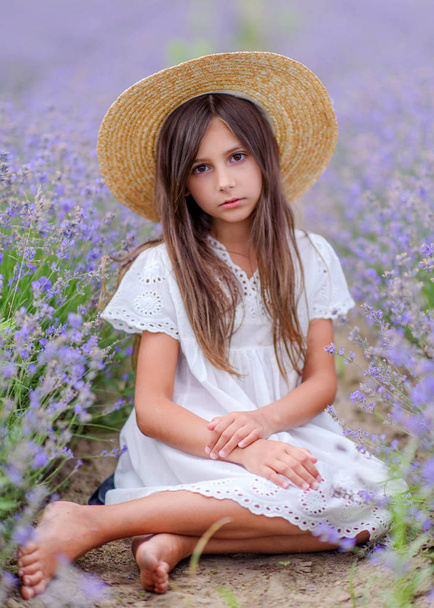 portrét malé holčičky venku v létě - Fotografie, Obrázek