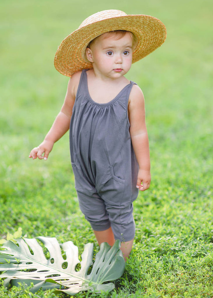 portrait of little girl outdoors in summer - Foto, Imagen