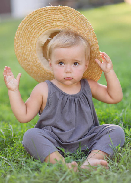 portrait of little girl outdoors in summer - Foto, Bild