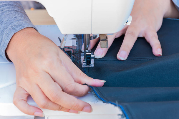 Mãos femininas, fazendo retalhos usando máquina de costura
 - Foto, Imagem