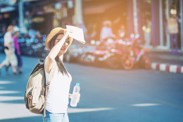 Tourist travel woman holding the map while walking near a street  - street backpack travel concept - Foto, Imagem