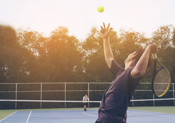 Tennis match which a serving player - Φωτογραφία, εικόνα