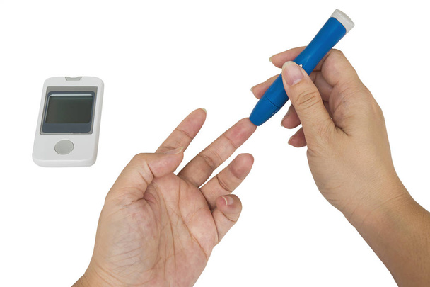 Жінка перевіряє діабет за допомогою комплекту для перевірки крові ізольовано над білим
 - Фото, зображення