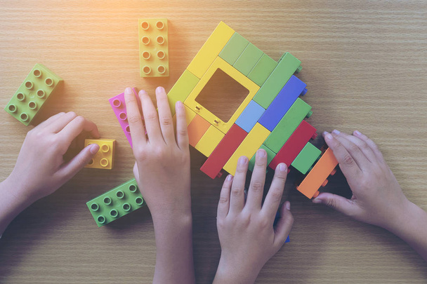 Bambini che giocano pezzi di plastica blocchi di costruzione creativa
 - Foto, immagini