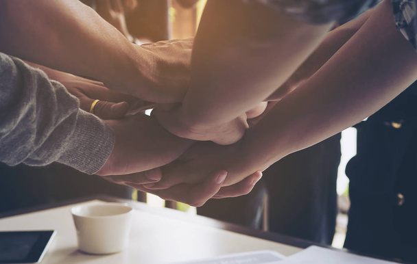 Επιχειρηματίες ενώνονται χέρι κατά τη συνάντησή τους - δέσμευση έννοια ομαδική εργασία - Φωτογραφία, εικόνα